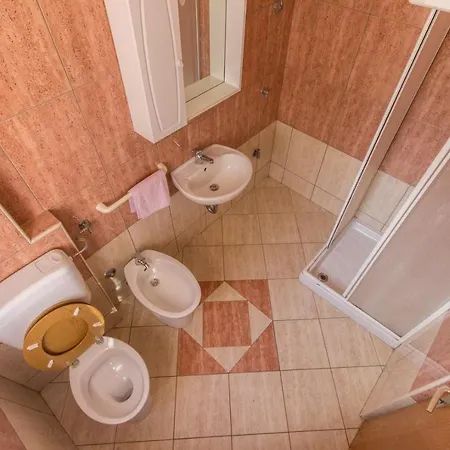 Apartman 4 *